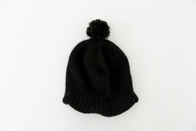 Villalippis tupsulla, musta/musta (vain 47/49)