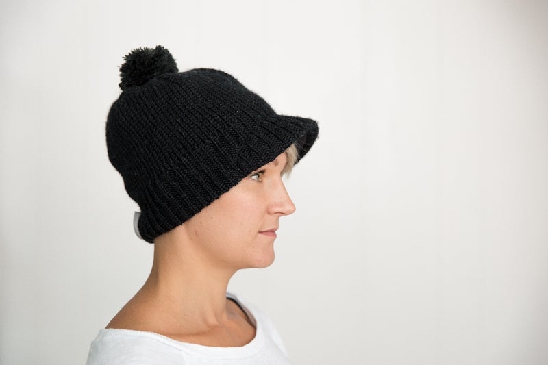 Villalippis tupsulla, musta/musta (vain 47/49)